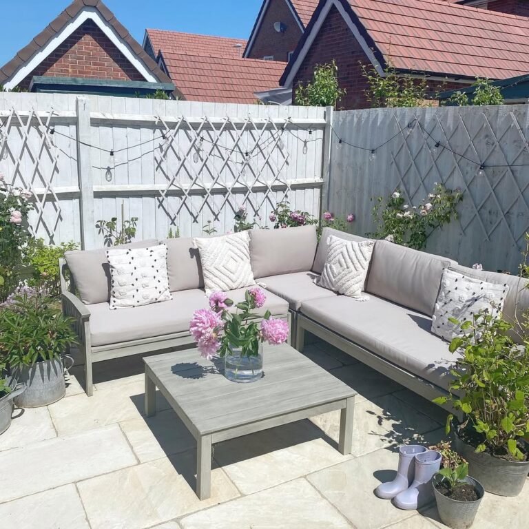 14 Cozy Garden Seating Areas for Autumn Evenings